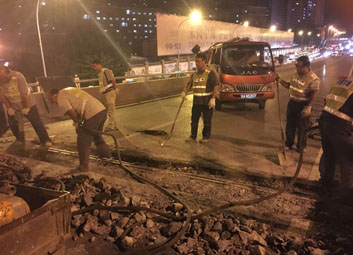 <b>西安市二环兴庆立交夜间桥梁伸缩缝抢修更换工</b>